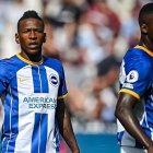 Pervis Estupiñán (i) y Moisés Caicedo (d) son compañeros en el Brighton.