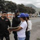 Romario Bravo (izq) espera ganarse una motocicleta.