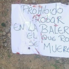 Junto a los cuerpos fue abandonado el mensaje del supuesto motivo del asesinato.