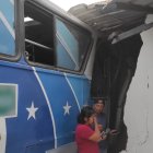 Un bus se impactó contra una vivienda en Flor de Bastión.