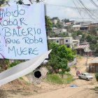 Los cuerpos de las tres personas asesinadas quedaron sobre la calsada. Junto a ellos este panfleto.