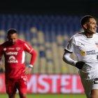 El Depredador Guerrero (d) y su celebración de su primer gol oficial como albo. Espera que sea el inicio de una buena racha.