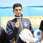 Juan Alcívar (c) celebró su tercera medalla en una Copa de Pacífico, luego de la conseguida en 2021 con 15 años en 5k, el año pasado en 7.5 k y ahora revalidarlo.