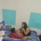 No puedes dejar que tu hijo te controle, cuando le ordenes que tiene que dormir no debes de suplicarle.