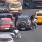 Los dos sospechosos abandonaron el carro en el que se movilizaban en la mitad de la avenida y salieron ‘soplados’.