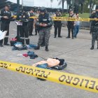 En una bordillo, cerca a un paradero, fue hallada una maleta azul, en la Terminal Terrestre. Hubo explosión controlada..