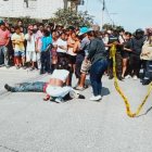 El cuerpo de la víctima quedó en la calle.