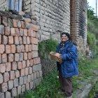 Cecilia Pilaluisa muestra cómo se hacía el trabajo cuando ella era aún una niña.