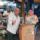 Lady Barros muestra orgullosa el ejemplar de EXTRA con el que accedió a la ruleta virtual y el premio que ganó.