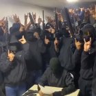 El clic dura 57 segundos y el hombre que habla aparece sentado y leyendo lo escrito en un papel,