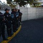 Uniformados se mantienen en la morgue de Quito.