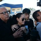 Familiares de Fernando Villavicencio llegaron a la morgue de Quito.