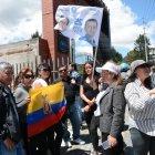 Simpatizantes de Fernando Villavicencio lo acompañan en su velación.