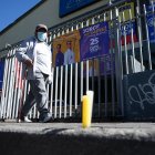 Simpatizantes de Fernando Villavicencio colocaron velas en el sitio donde ocurrió el atentado.