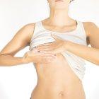 Además de palparse las mamas, debe realizarse el chequeo médico.