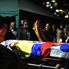 Tamia Villavicencio, hija del candidato asesinado, colocó bandas presidenciales en el ataúd y le dedicó cánticos con un tambor de marco.