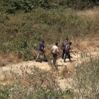 Los uniformados buscan por las áreas aledañas al sitio donde fue descubierto el cadáver, La Ladrillera.