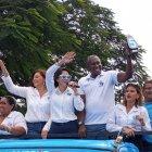 De los correístas aludidos, solo Roberto Cuero (c) se pronunció en la rueda de prensa convocada