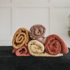 Si vas a botar las toallas, escoge las mejores para que las recicles y uses como limpiones.