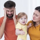 El padre no debe sentirse destronado. Es mejor que se involucre en los cuidados de su pequeño.