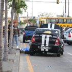 La víctima fue baleada mientras conducía.