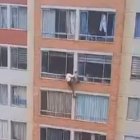 Captura tomada del video en el instante en que una mujer se lanza de un sétimo piso en Colombia.