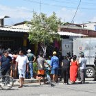 Afuera de una tienda libaban tres personas quienes fueron atacadas a bala, dos murieron y una está gravemente herida.