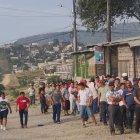 Largas colas en Flor de Bastión para votar, pese a que el sector es peligroso.
