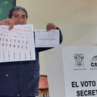 Yaku Pérez al momento del voto.