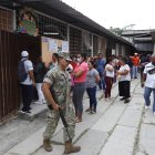 La presencia de uniformados dio tranquilidad a los ciudadanos que sufragaron en el colegio San Ignacio de Loyola, de Guayaquil.