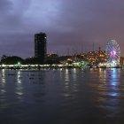 Vista de Guayaquil en el anochecer.