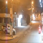 Momento en que los pillos se le acercan a la mujer y le roban.