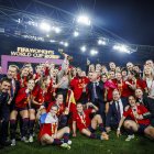 Luis Rubiales celebra el título del Mundial con las jugadoras de la selección de España.