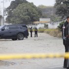 Con fusil fueron atacadas las personas que se movilizaban en este vehículo blindado.