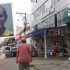 Parado afuera de esta tienda de abarrotes se encontraba don Justo Aurelio Chipe Salazar, de 86 años, cuando recibió el disparo.