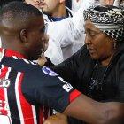 El volante ecuatoriano Jhegson Méndez recibió la bendición de su madre, quien se encontraba en el estadio Casa Blanca de Quito.