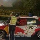 Los ciudadanos que participan  en estas competencias ilegales tunean sus vehículos para que corran.