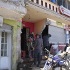 Los vecinos y familiares de Magdalena Toapanta la ayudaban a reparar los daños que dejó el accidente.