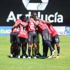 La celebración de los futbolistas de AV25 tras ganar la final única del ascenso de Pichincha.