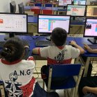 Pequeños estudiantes de la Academia Naval Guayaquil en medio del diseño de su aplicación que ayudará a personas sordomudas.