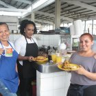 Doña Marcia y ‘las chicas del pan’, Angélica (centro) y Ericka (derecha).