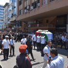 En la avenida 25 de Junio se realizó una calle de honor para que pase el cuerpo de Carlos Falquez.