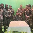 En la grabación de dos minutos aparecen un grupo de policías y guías penitenciarios.