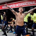 El capitán de Liga de Quito, Ezequiel Piovi en pleno festejo en el camerino del estadio Marumbí