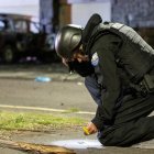 Un policía investiga la zona donde un carro bomba explotó en la madrugada del 31 de agosto en los exteriores del edificio del Servicio Nacional de Atención Integral a Personas Privadas de Libertad (SNAI), en Quito (Ecuador).