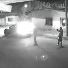 El hecho criminal quedó grabado en el sistema de vigilancia de un inmueble.