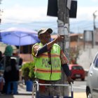Aunque no pueda caminar con facilidad, don Segundo disfruta de su trabajo.