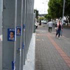 Estos adhesivos son las únicas imágenes relacionadas con Fernando Villavicencio que permanecen en el sitio donde fue atacado.