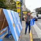 Sergio Piamonte lleva más de 30 años vendiendo las banderas y camisetas de Argentina.