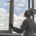 Trata de abrir las ventanas de tu cuarto unos 20 minutos para mantener un ambiente fresco. Si no está bien ventilado, el aire no circulará y hará que no solo coja mal olor, sino que además se acumule polvo y humedad,